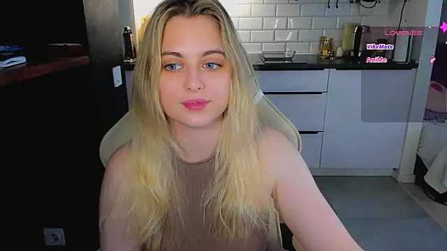 blonde_kellyy live cam