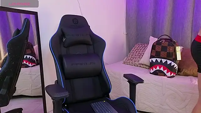 ASHTON_HILS live cam on StripChat