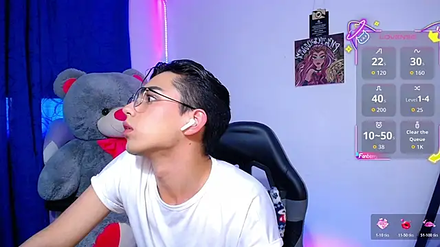 OwenBluee live cam on StripChat