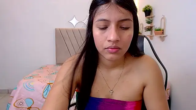 zara_cute live cam on StripChat