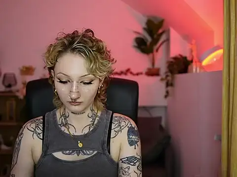 tattooedblondee18 webcam