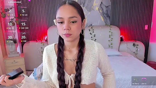 CarolineFyre live cam on StripChat