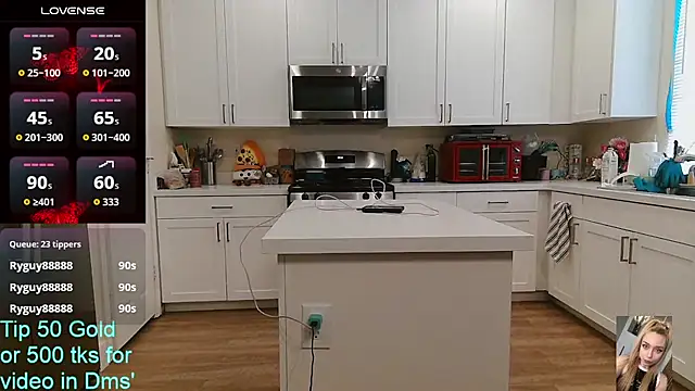 Blondiewithanass webcam