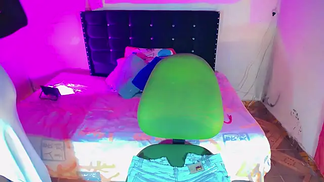 AlondraGill_11 webcam