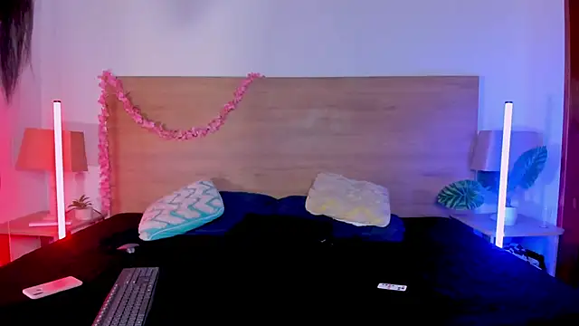 LaraRous webcam