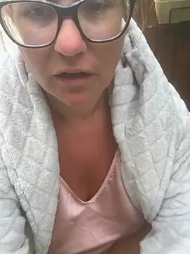 lady_gloria69 (Ask my age) - Déshabillez moi