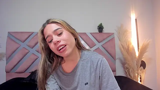 Rachell_criss webcam