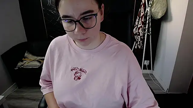 littleviki7 (F young) - topless for 10 mis