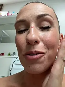 lola_tentatiion (F young) - SUCK DILDO HARD/ SUCE BAVEUSEMENT !