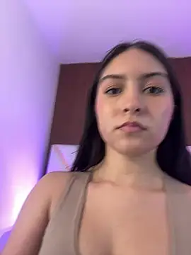 Emelie_Ch1 live cam on StripChat
