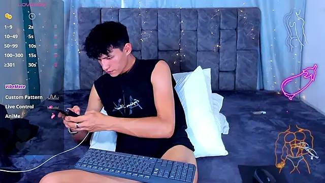 nicolastorrez (M twink) - completely naked and masturbation
