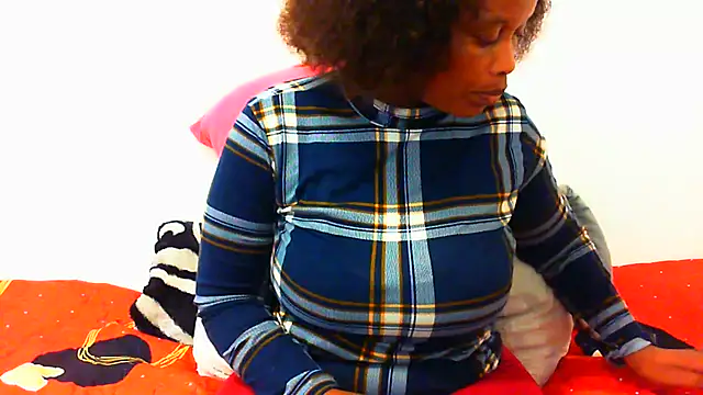 NAUGHTIECURVY webcam