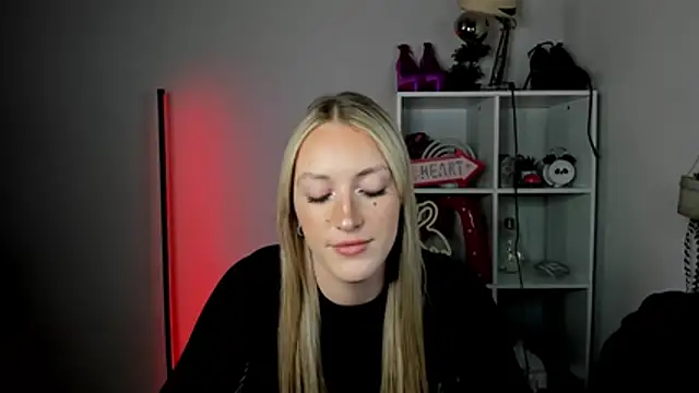 EvelynBlond webcam