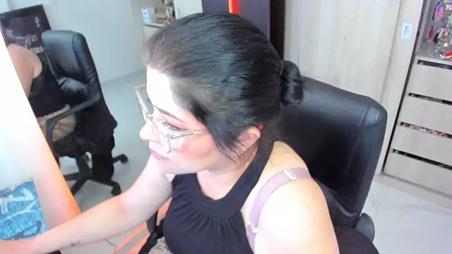 BellaFlaming webcam