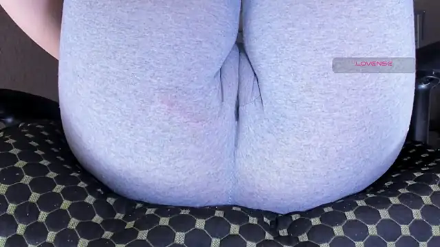 Cameltoe_squirt_inPants