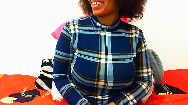 NAUGHTIECURVY webcam
