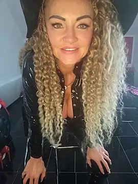 GymMoniMilf live cam