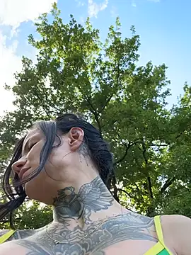 SkinnyLilly Live Webcam on Stripchat