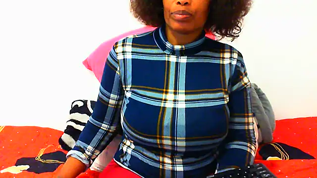 NAUGHTIECURVY webcam