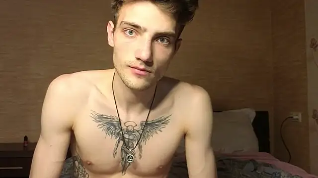 EmiliaCouple live cam on StripChat