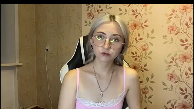 WhitePowerGirl live cam on StripChat