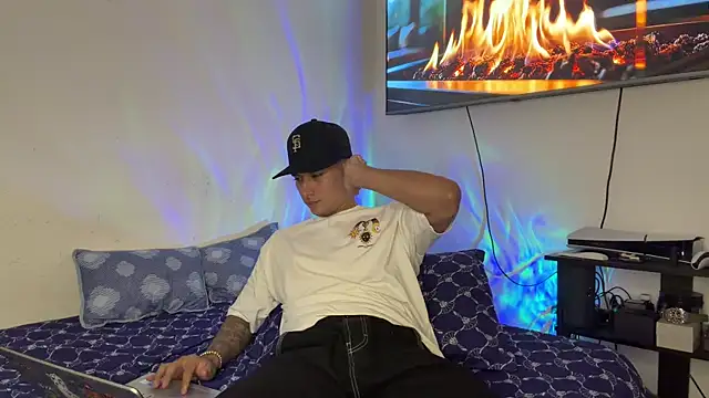 SexxxySquirterStev777 webcam