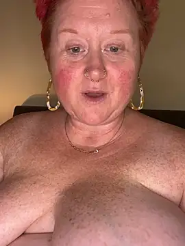 BustyRedxx webcam