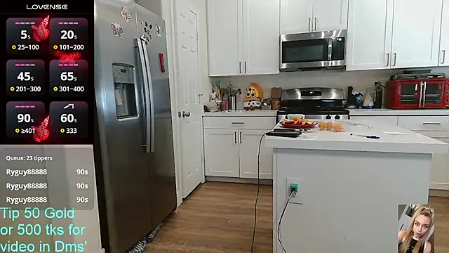 Blondiewithanass webcam