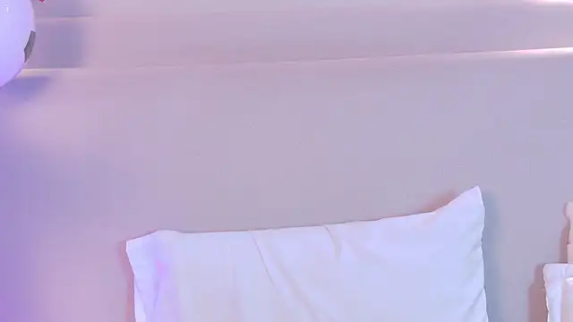 NaomiKlarc webcam