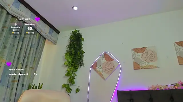 Zoe_Queens webcam