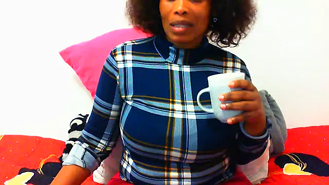 NAUGHTIECURVY webcam