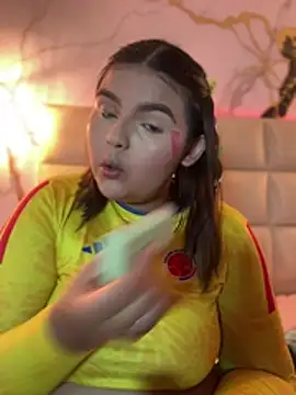 lia_sexx (F teen) - SHOW ASS IN DOGGY + FINGER