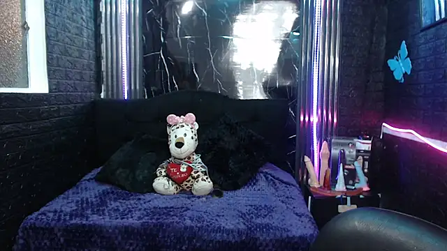 lehia_285 live cam on StripChat