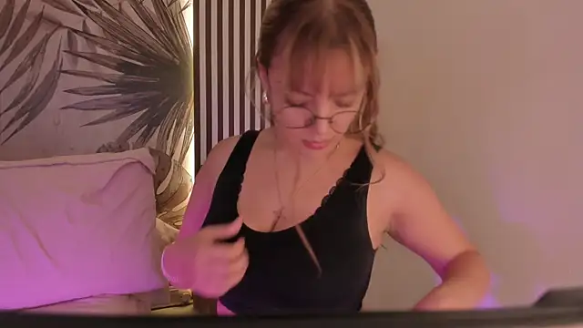 Samaantha-White webcam