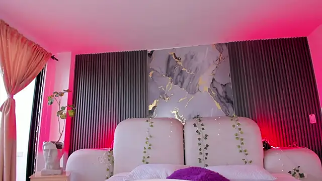 CarolineFyre webcam