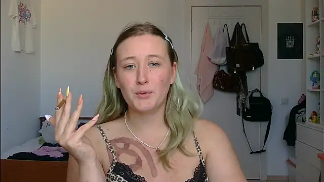 yourcherry3 live cam on StripChat