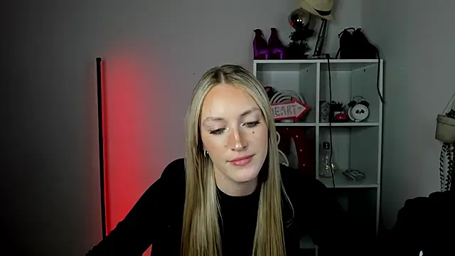 EvelynBlond live cam on StripChat