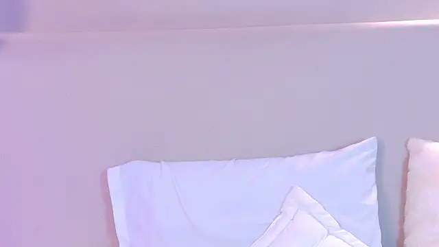 NaomiKlarc webcam