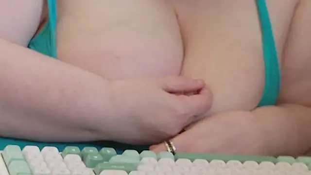 DoubleCherryBombXO webcam