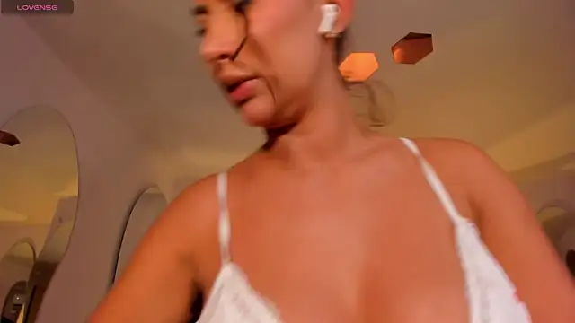 ArianaDumont webcam