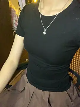 Nhinhi18 live cam on StripChat