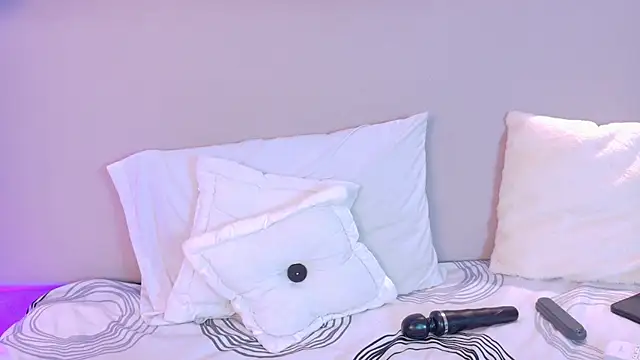 NaomiKlarc webcam