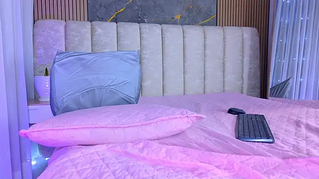 mia_scot webcam