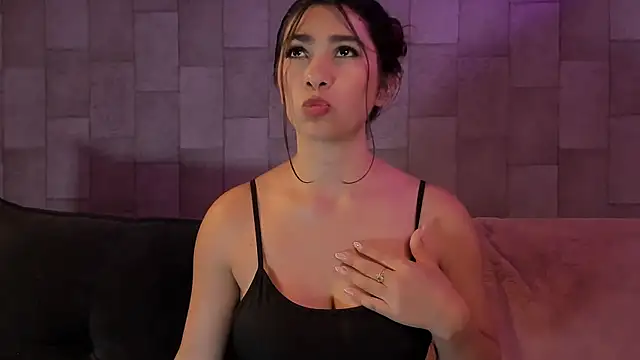 sara_doll77 webcam