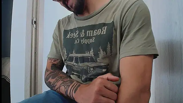 thomas_gun live cam on StripChat