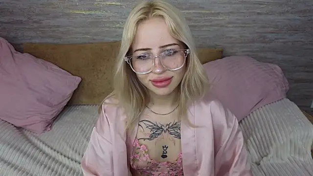 Khloy_white webcam