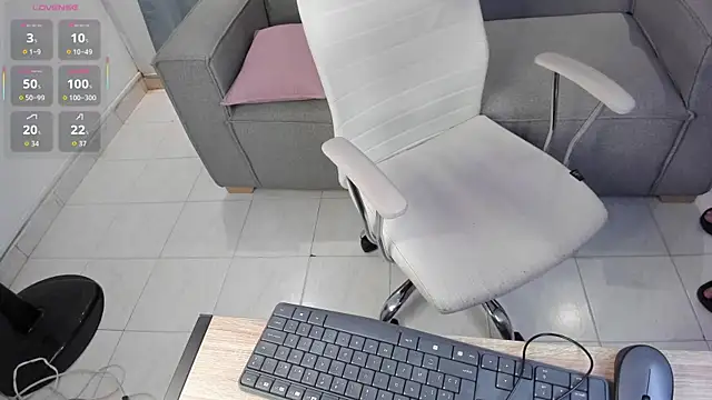 nayla_luxe (F teen) - show vagina and spank