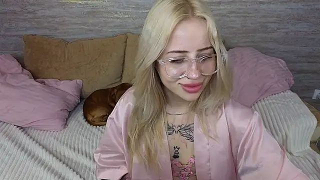 Khloy_white webcam