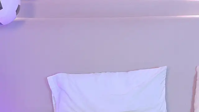 NaomiKlarc webcam