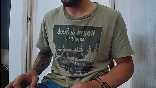 thomas_gun live cam on StripChat